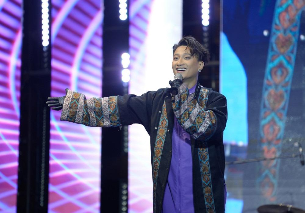 Hàng trăm khán giả TP.HCM dầm mưa nghe Hoàng Dũng hát-5