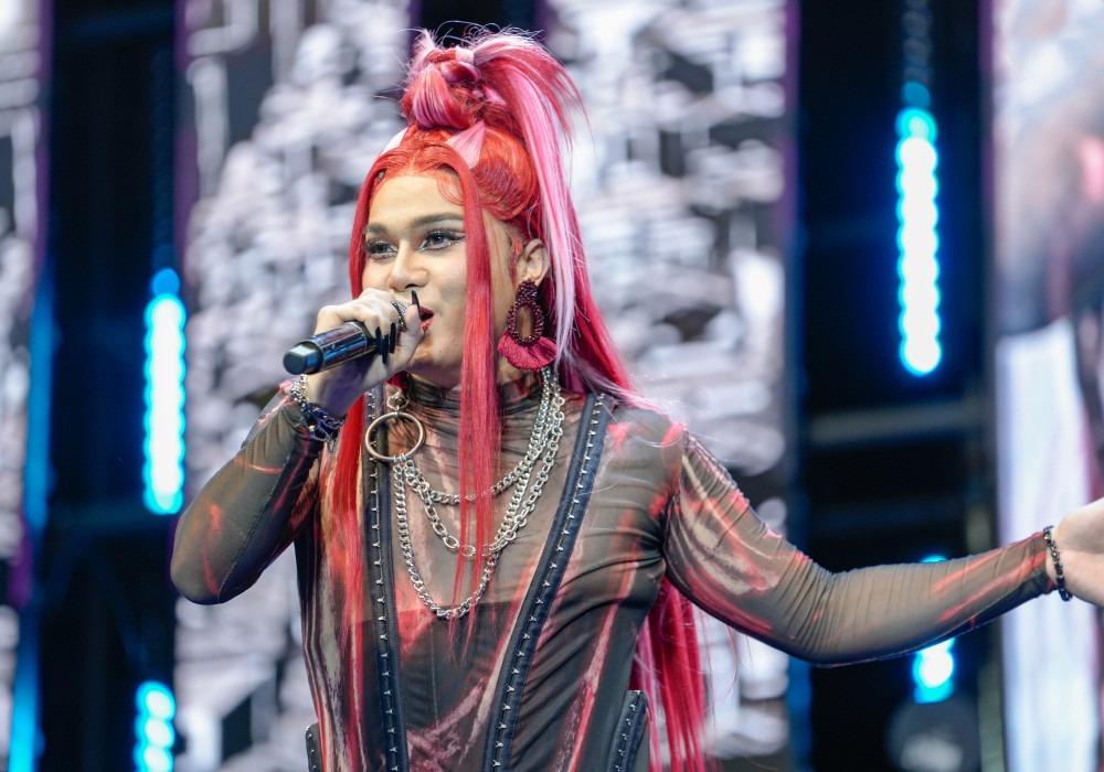 Hàng trăm khán giả TP.HCM dầm mưa nghe Hoàng Dũng hát-6