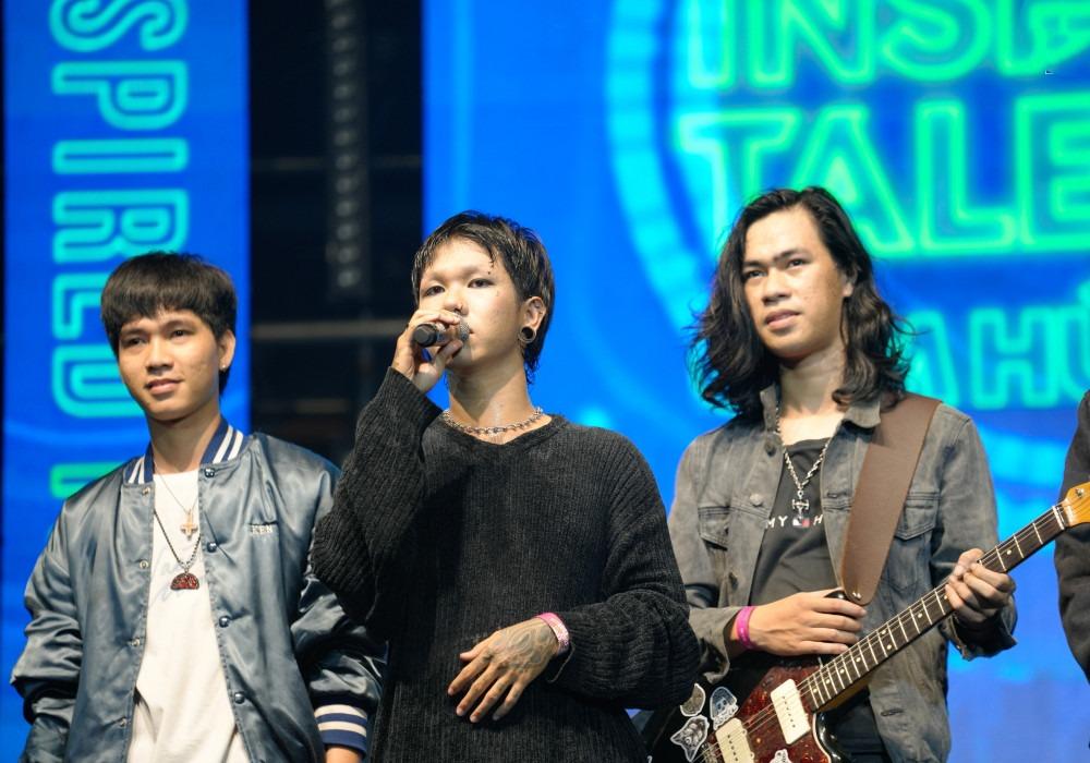 Hàng trăm khán giả TP.HCM dầm mưa nghe Hoàng Dũng hát-7