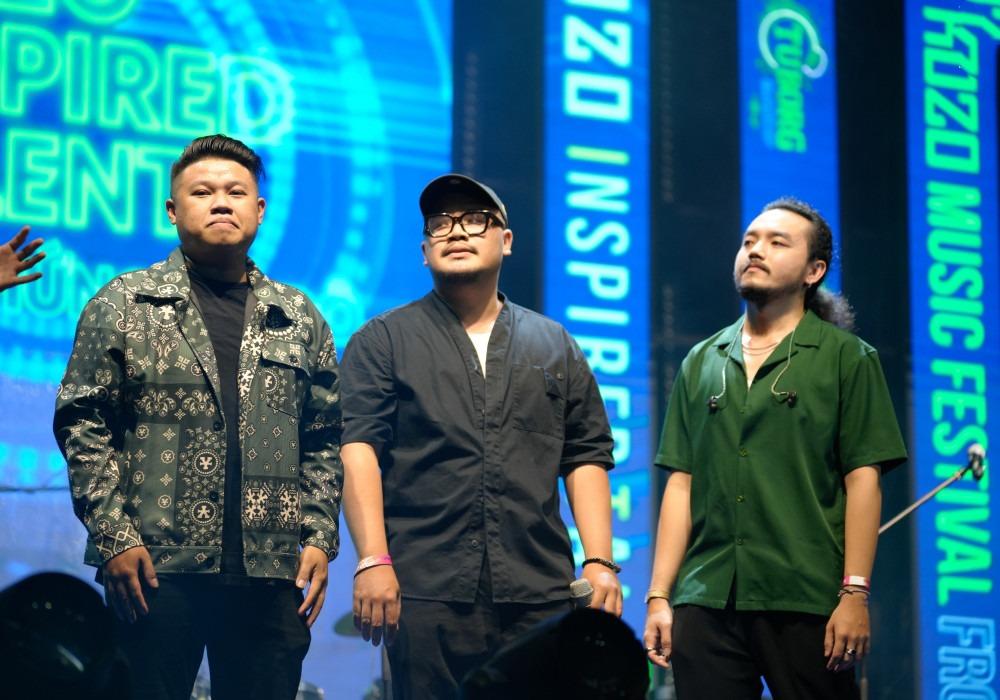 Hàng trăm khán giả TP.HCM dầm mưa nghe Hoàng Dũng hát-8