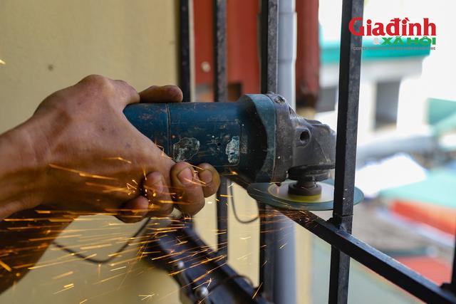 Chủ nhà trọ, chung cư mini ở Hà Nội đồng loạt thuê thợ cắt mở chuồng cọp, mở lối thoát hiểm thứ 2-3