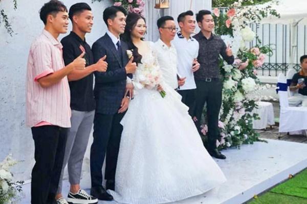 Đình Trọng hạnh phúc đeo nhẫn cưới cho vợ trước sự chứng kiến của con trai đầu lòng-11