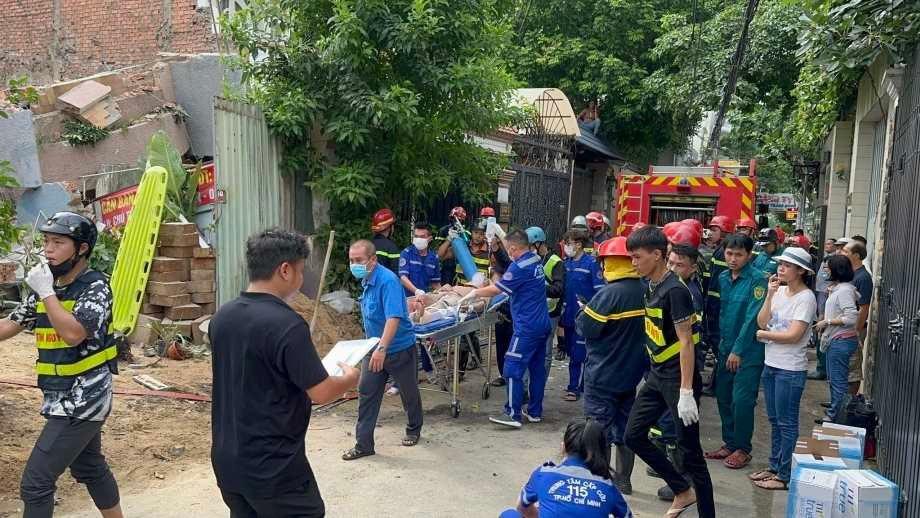 Nạn nhân trong vụ sập nhà 4 tầng ở TP.HCM bị dập phổi, gãy xương-2