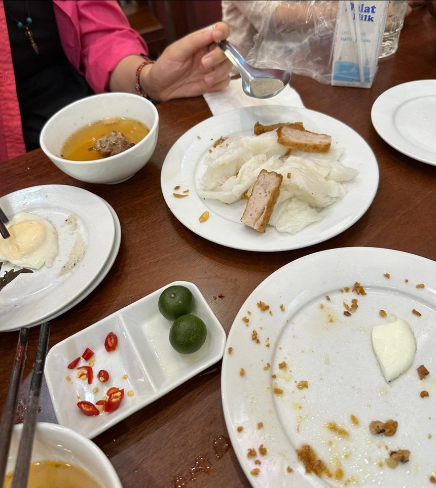 Hàng bánh cuốn nổi tiếng Hà Nội nói gì trước phản ánh khách đang ăn bị chuột nhảy lên người?-3