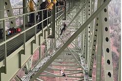 Chàng trai 19 tuổi bị mắc kẹt khi đu dây trên cây cầu cao 220m