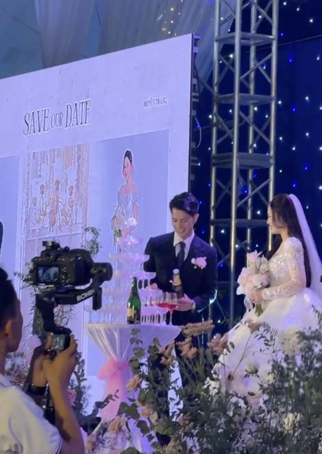 Đình Trọng hạnh phúc đeo nhẫn cưới cho vợ trước sự chứng kiến của con trai đầu lòng-8