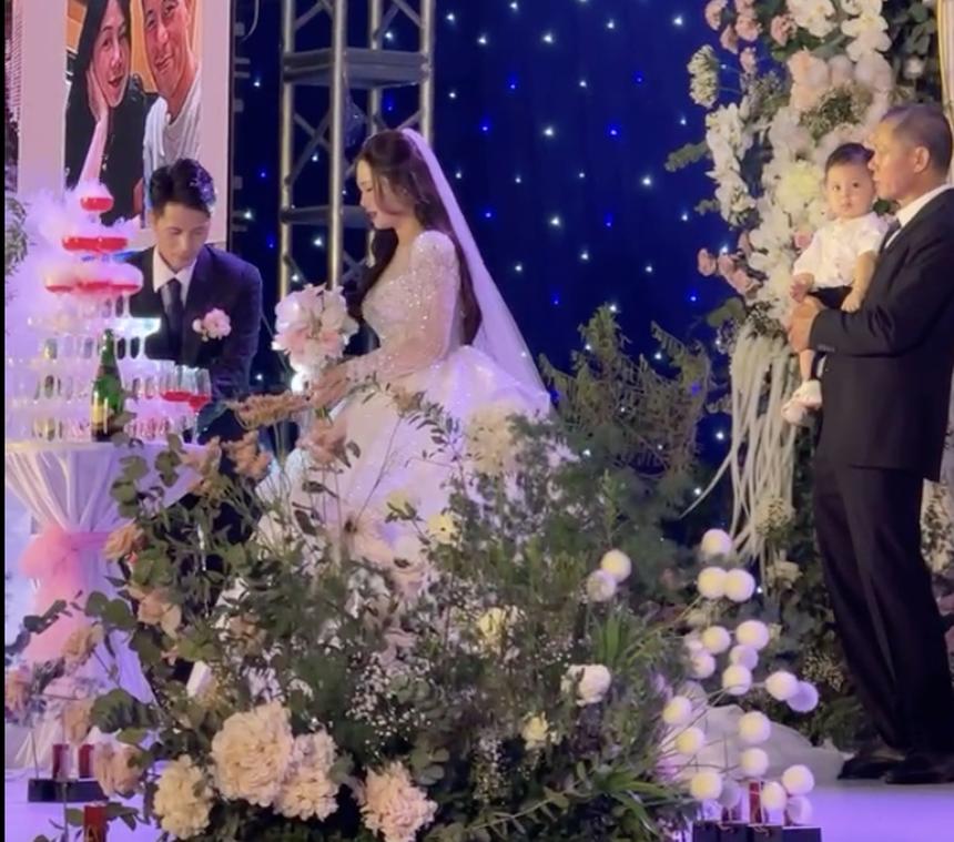 Đình Trọng hạnh phúc đeo nhẫn cưới cho vợ trước sự chứng kiến của con trai đầu lòng-9