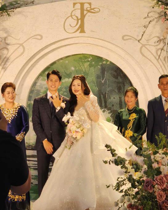 Đình Trọng hạnh phúc đeo nhẫn cưới cho vợ trước sự chứng kiến của con trai đầu lòng-7