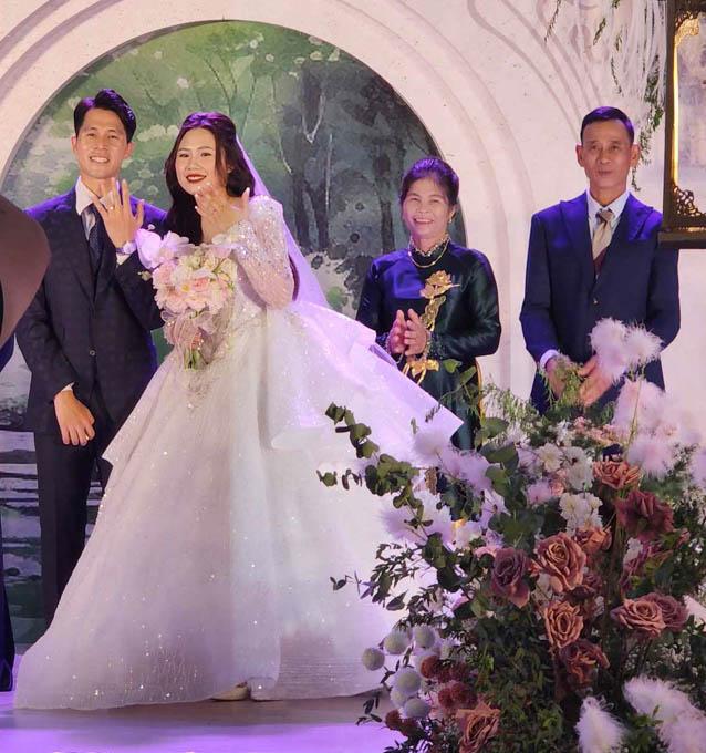 Đình Trọng hạnh phúc đeo nhẫn cưới cho vợ trước sự chứng kiến của con trai đầu lòng-6