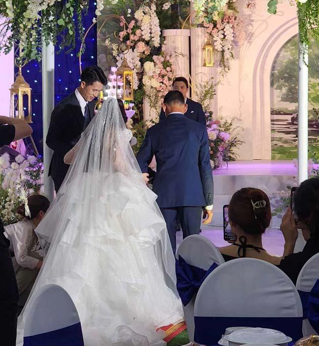 Đình Trọng hạnh phúc đeo nhẫn cưới cho vợ trước sự chứng kiến của con trai đầu lòng-2