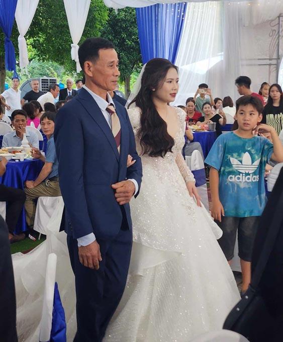 Đình Trọng hạnh phúc đeo nhẫn cưới cho vợ trước sự chứng kiến của con trai đầu lòng-1