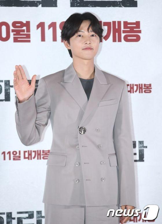 Song Joong Ki được mời làm chủ trì hôn lễ của phát thanh viên Ahn Hye Kyung-2
