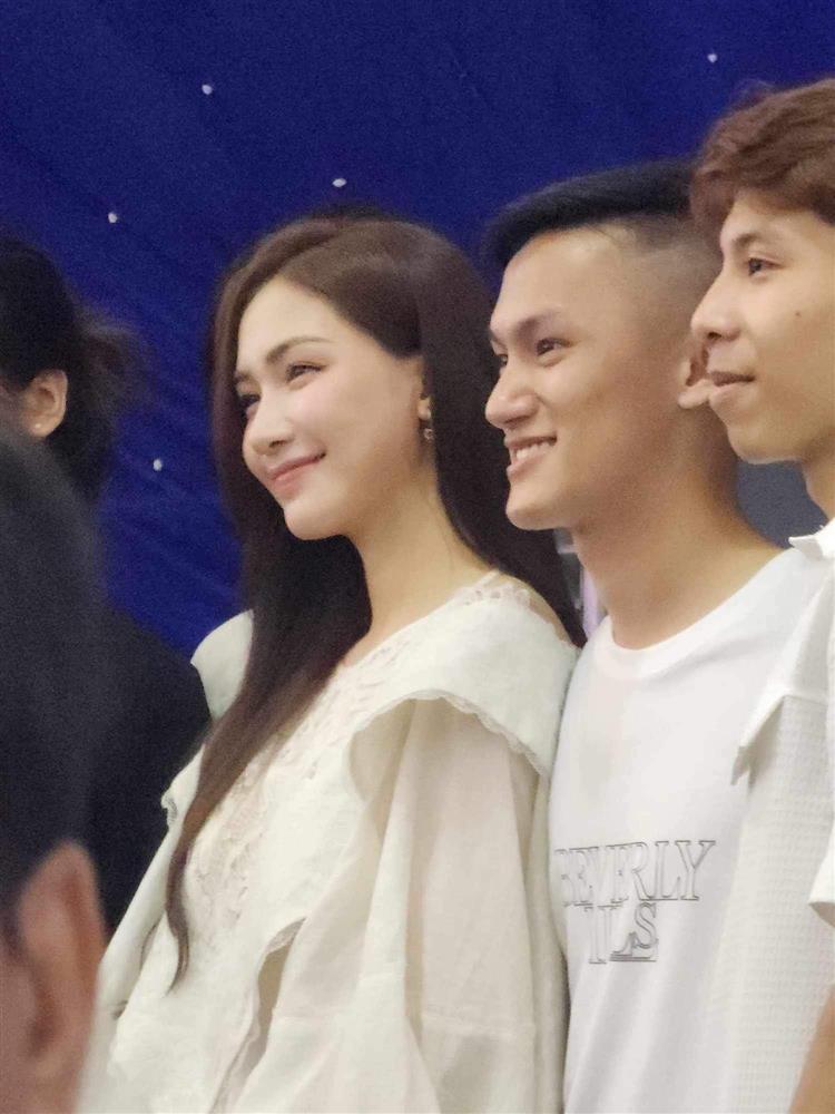 Hòa Minzy dự cưới Đình Trọng, đọ sắc cùng dàn WAG Việt-2