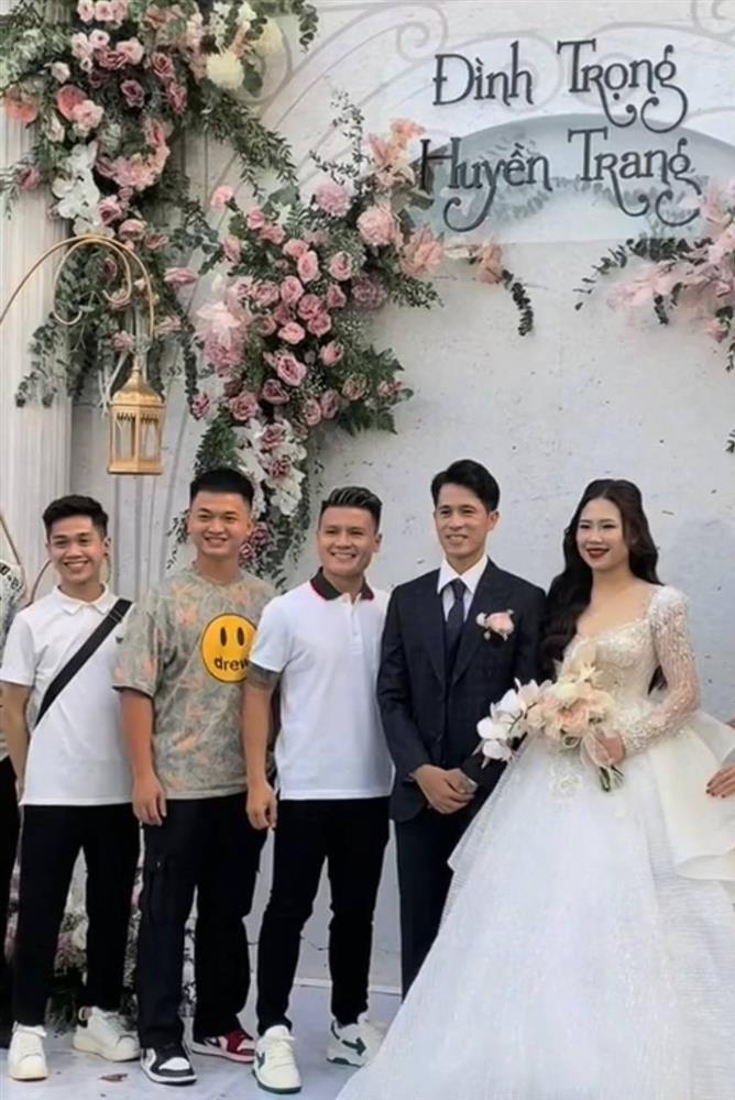 Hòa Minzy dự cưới Đình Trọng, đọ sắc cùng dàn WAG Việt-4
