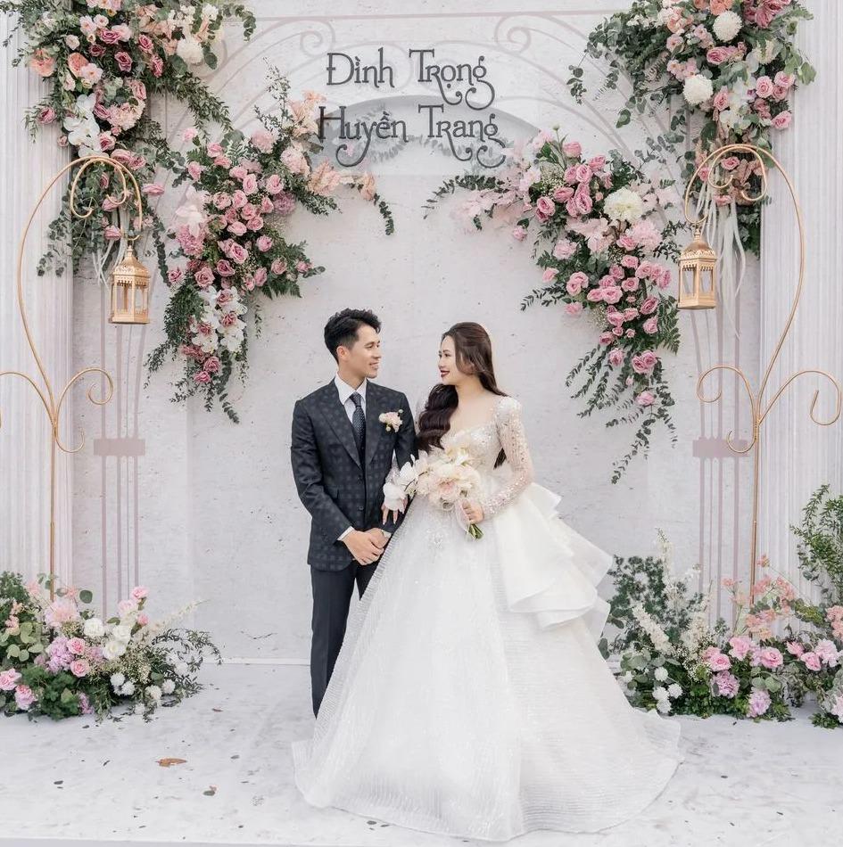 Hòa Minzy dự cưới Đình Trọng, đọ sắc cùng dàn WAG Việt-6