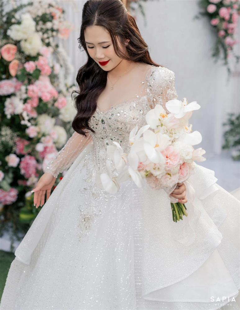 Hòa Minzy dự cưới Đình Trọng, đọ sắc cùng dàn WAG Việt-7