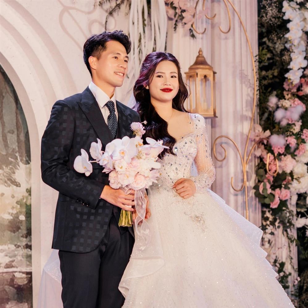 Hòa Minzy dự cưới Đình Trọng, đọ sắc cùng dàn WAG Việt-8