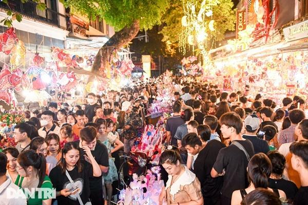 Ăn chơi hết tiền, du khách ăn ngủ ở sân bay suốt 2 tuần-2