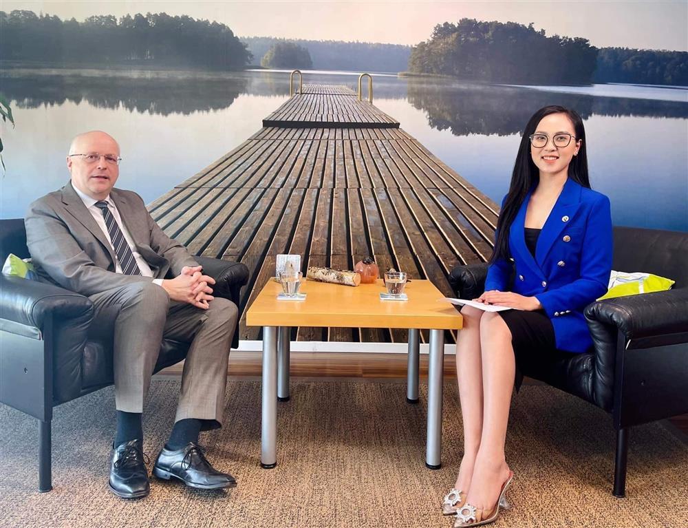 MC Diệu Ngân: Sau khung hình hào nhoáng là phiên bản trầy da tróc vẩy-3