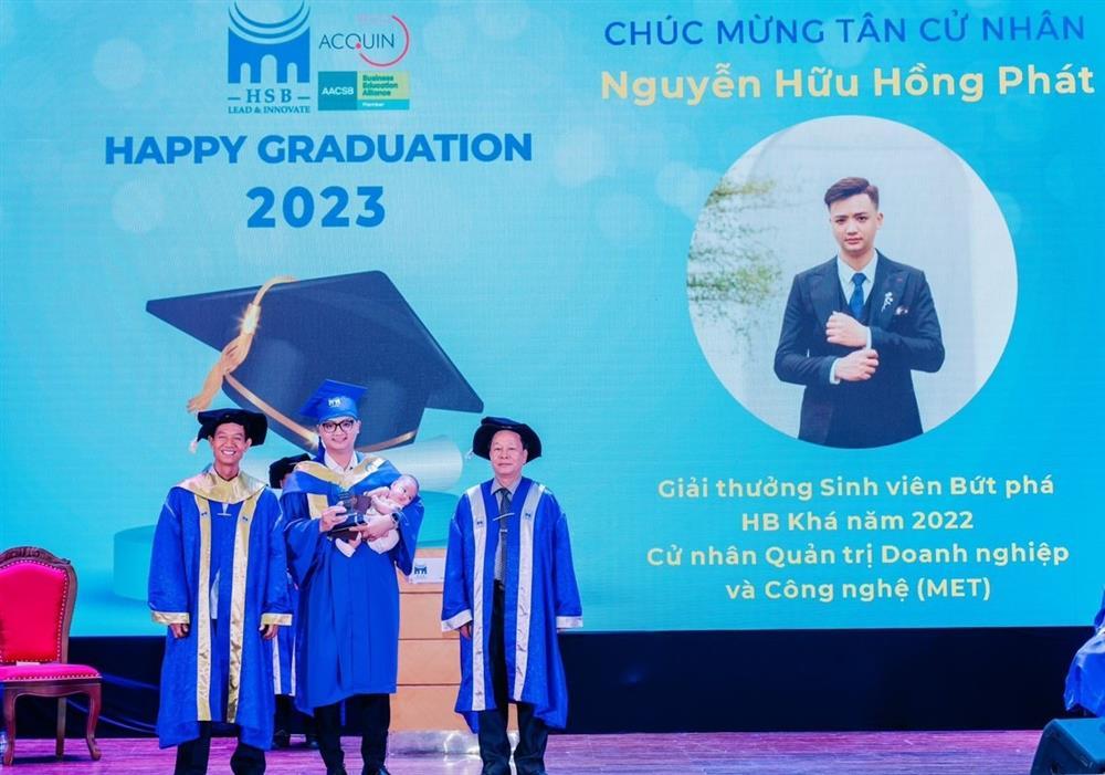 Nam sinh bế con 3 tháng tuổi lên nhận bằng tốt nghiệp đại học-1