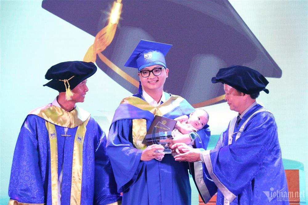 Nam sinh bế con 3 tháng tuổi lên nhận bằng tốt nghiệp đại học-2