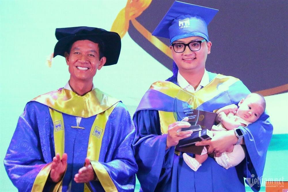 Nam sinh bế con 3 tháng tuổi lên nhận bằng tốt nghiệp đại học-3