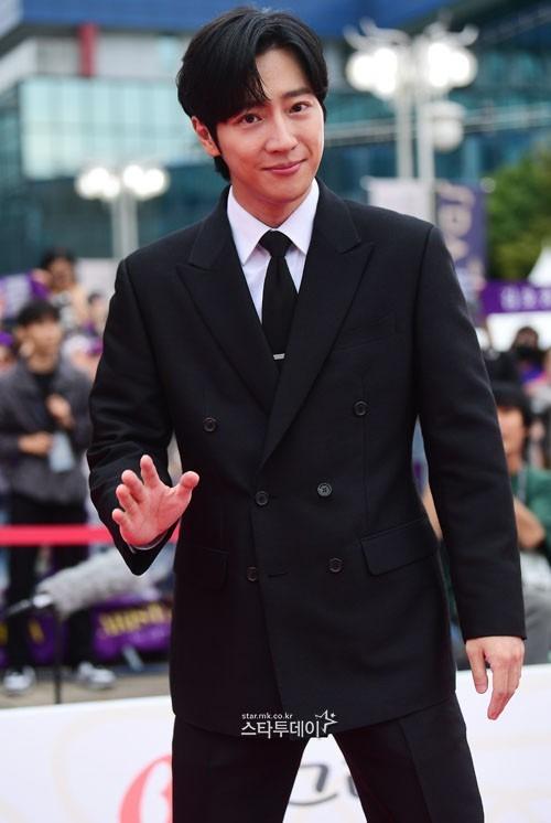 Mùa thông báo cưới của sao Hàn đã đến: Lee Sang Yeob sắp kết hôn với một người không nổi tiếng-1