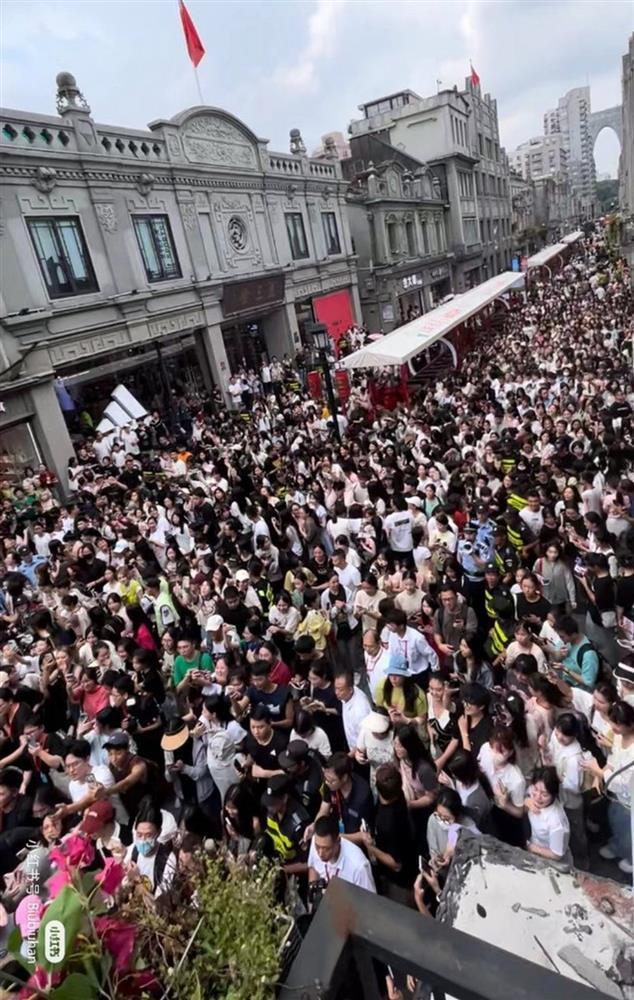 Kiêu sa như búp bê sống, bà mẹ một con Angelababy hút mọi ánh nhìn-4