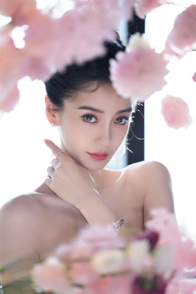 Kiêu sa như búp bê sống, bà mẹ một con Angelababy hút mọi ánh nhìn-5