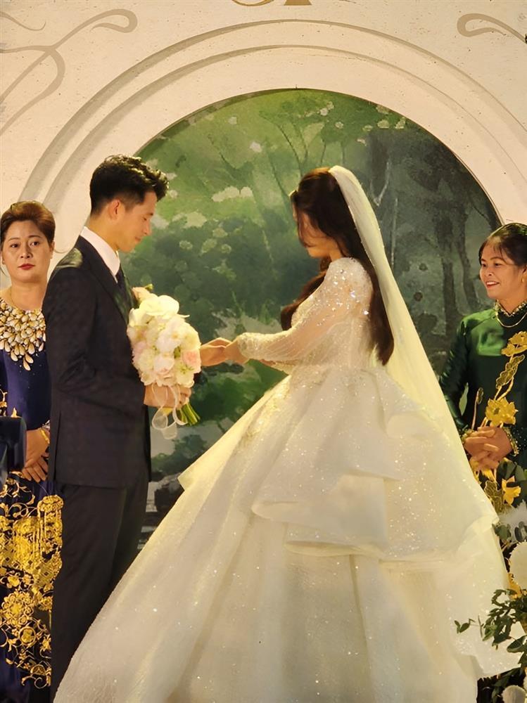 Vợ mới cưới xinh đẹp, yêu 8 năm của cầu thủ Trần Đình Trọng-1