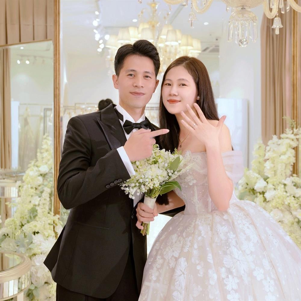 Vợ mới cưới xinh đẹp, yêu 8 năm của cầu thủ Trần Đình Trọng-2