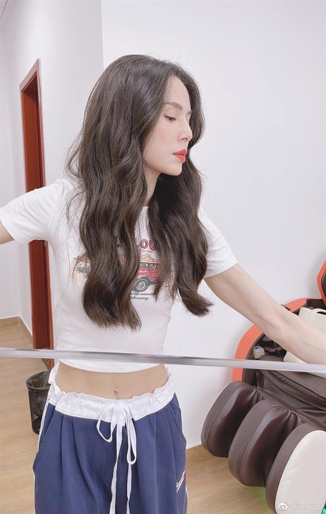 Tiểu Long Nữ Lý Nhược Đồng gây sốt với vóc dáng như gái đôi mươi-4