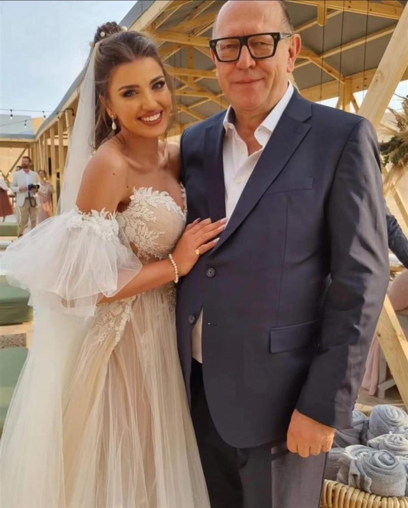 Hoa hậu có vẻ đẹp vượt thời gian cưới bạn trai blogger-3