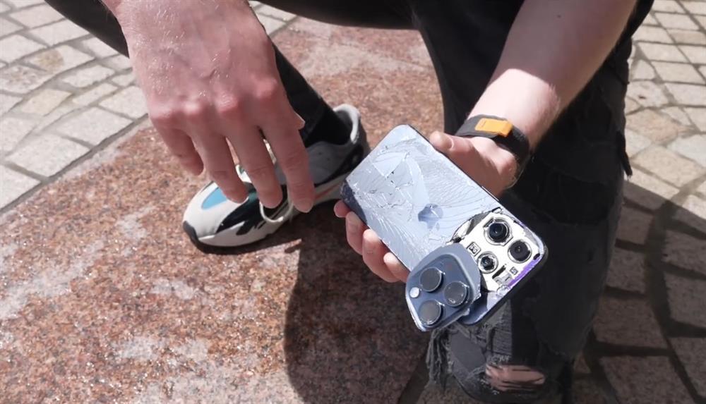 Nhiều iPhone 15 Pro bị trầy xước, lệch màu ngay sau khi mở hộp-2