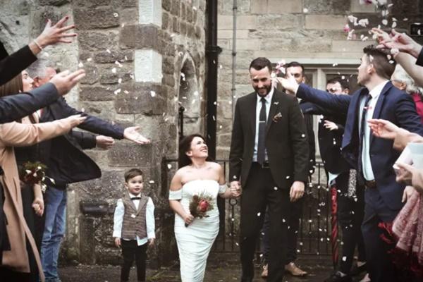 Chú rể cao 1m40 cưới được vợ cao ráo, trẻ đẹp-4