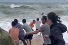 Hơn 100 người cứu 3 ngư dân ôm can nhựa lênh đênh trên biển