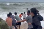 Video: Xuyên đêm chạy đua giờ vàng tìm kiếm 13 ngư dân Quảng Nam mất tích-2
