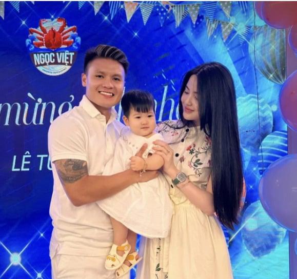 Quang Hải cầm túi nửa tỷ, mua sắm không tiếc tay cho Chu Thanh Huyền-3