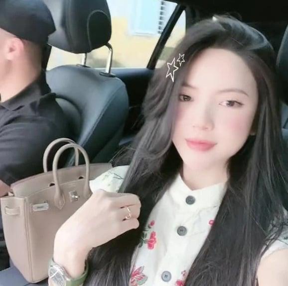 Quang Hải cầm túi nửa tỷ, mua sắm không tiếc tay cho Chu Thanh Huyền-4