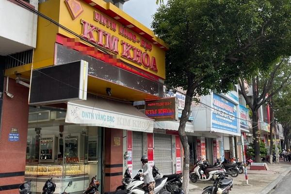 Bảo vệ ở tiệm vàng bị cướp: Hai đối tượng dí súng uy hiếp tôi-1