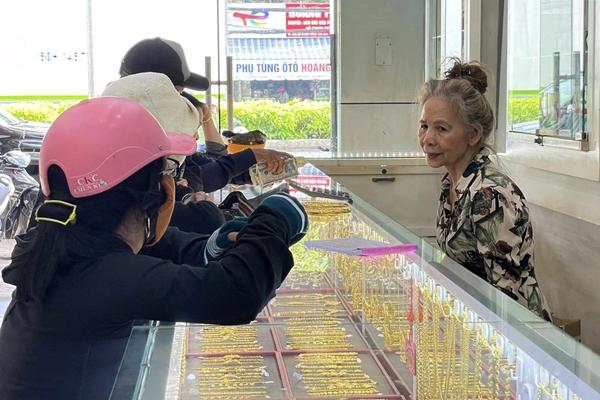 Bảo vệ ở tiệm vàng bị cướp: Hai đối tượng dí súng uy hiếp tôi-3