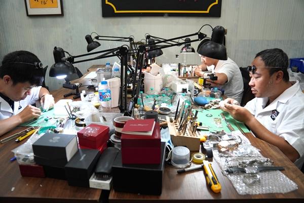 Nghề spa cho những chiếc đồng hồ tiền tỷ-1