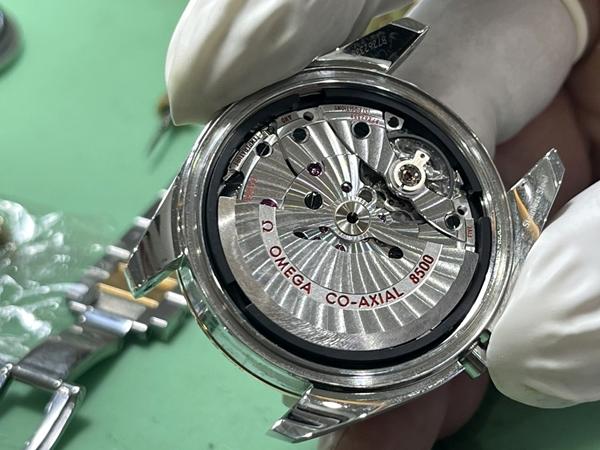 Nghề spa cho những chiếc đồng hồ tiền tỷ-4