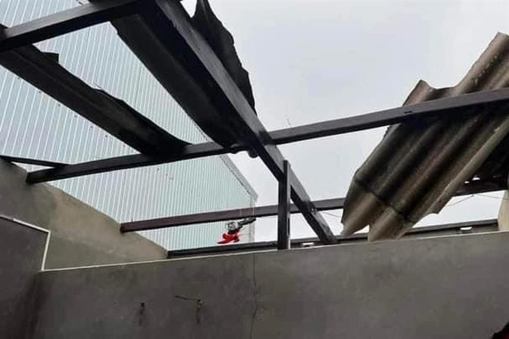 Gió lốc thổi tốc mái 60 nhà dân, nhiều nơi bị chia cắt vì mưa lũ-1