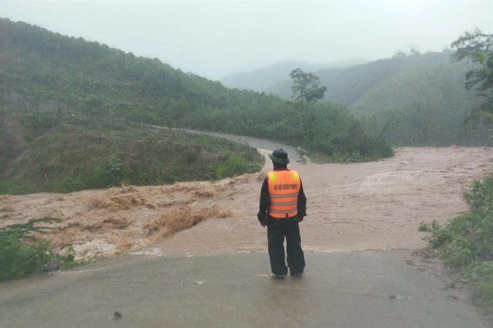 Gió lốc thổi tốc mái 60 nhà dân, nhiều nơi bị chia cắt vì mưa lũ-3