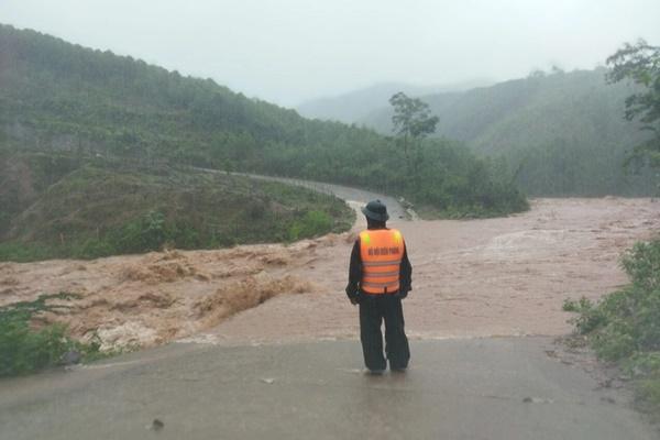 Lũ đang lên ở miền Trung, nguy cơ sạt lở đất nhiều nơi-3