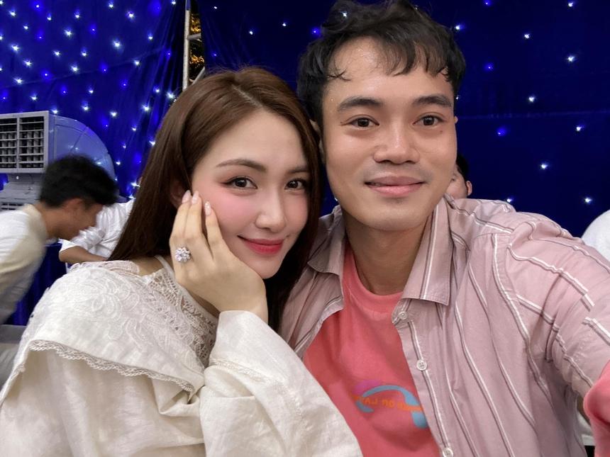 Văn Toàn phản ứng thế nào khi được khen đẹp đôi cùng Hòa Minzy?-1
