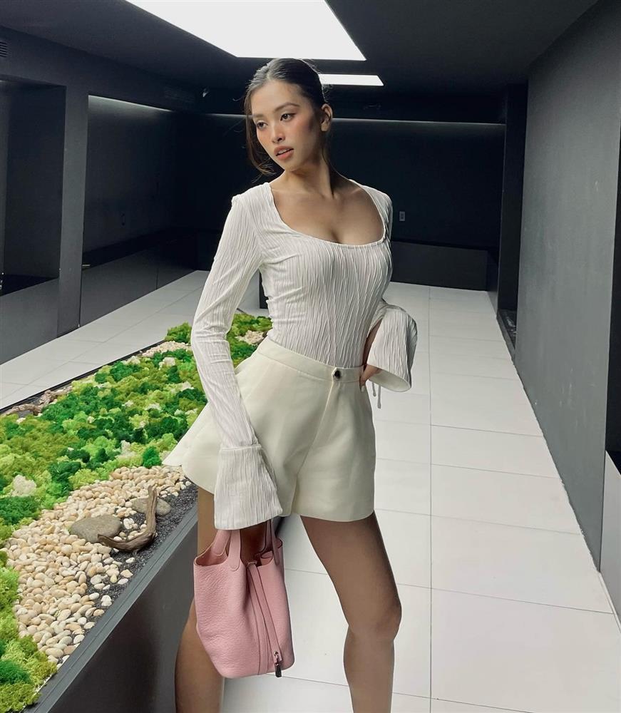 Mỹ nữ nghìn năm có một Tiểu Vy đi ăn cưới toàn mặc váy xẻ đến hông-1