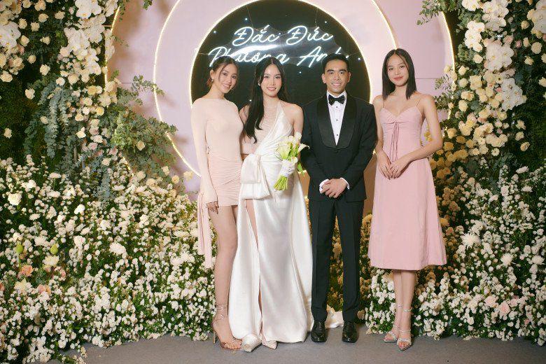 Mỹ nữ nghìn năm có một Tiểu Vy đi ăn cưới toàn mặc váy xẻ đến hông-4