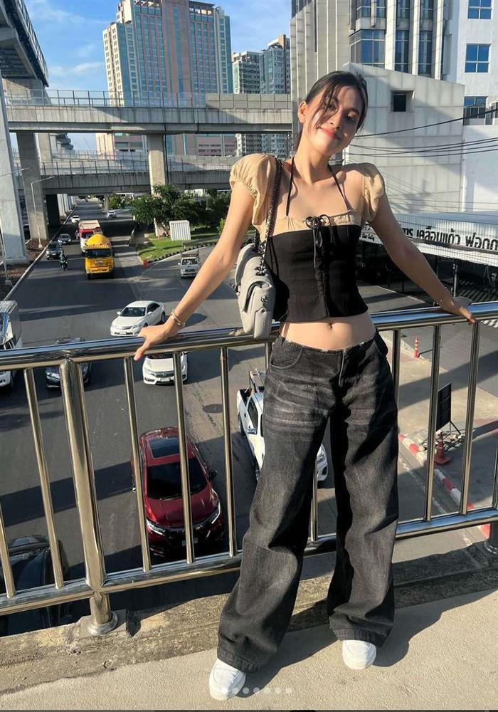 Mỹ nữ nghìn năm có một Tiểu Vy đi ăn cưới toàn mặc váy xẻ đến hông-9